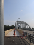 901924 Afbeelding van de werkzaamheden aan de nieuwe deklaag voor het fietspad op de De Meernbrug over het ...